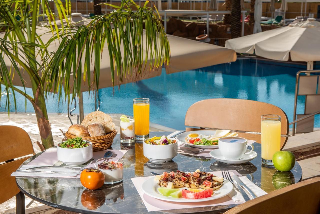 Vert Hotel Eilat Exterior foto Breakfast at the pool