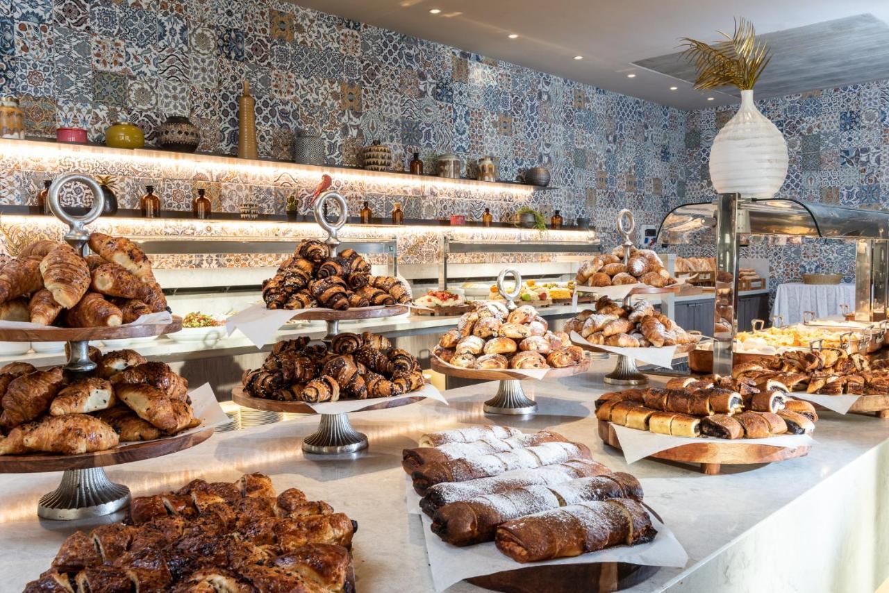 Vert Hotel Eilat Exterior foto A selection of pastries at a buffet