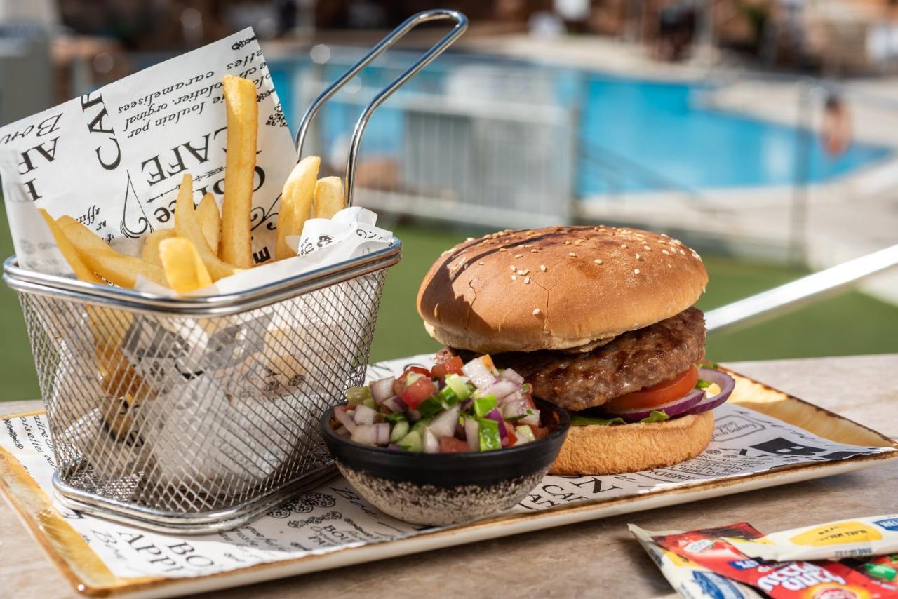 Vert Hotel Eilat Exterior foto A hamburger with chips